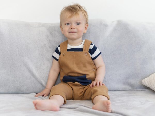 Por que o macacão infantil é o aliado das manhãs mais corridas?