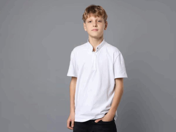 Como montar um visual estiloso com a camisa polo infantil sem parecer formal demais?