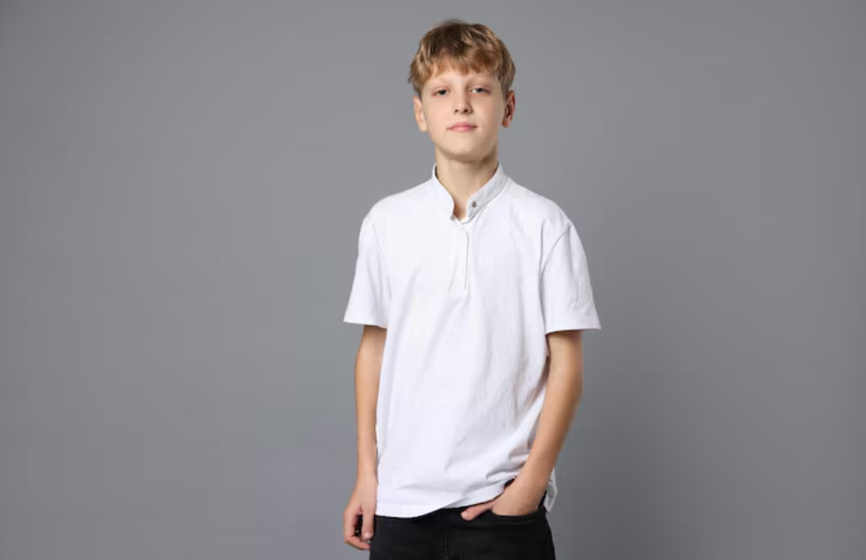 Como montar um visual estiloso com a camisa polo infantil sem parecer formal demais?