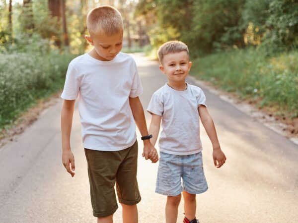 Quais camisetas infantis masculinas funcionam melhor em combinações com bermuda jeans?