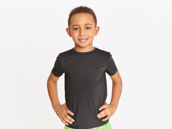 O que torna a camiseta levis infantil uma peça coringa no guarda-roupa dos meninos?